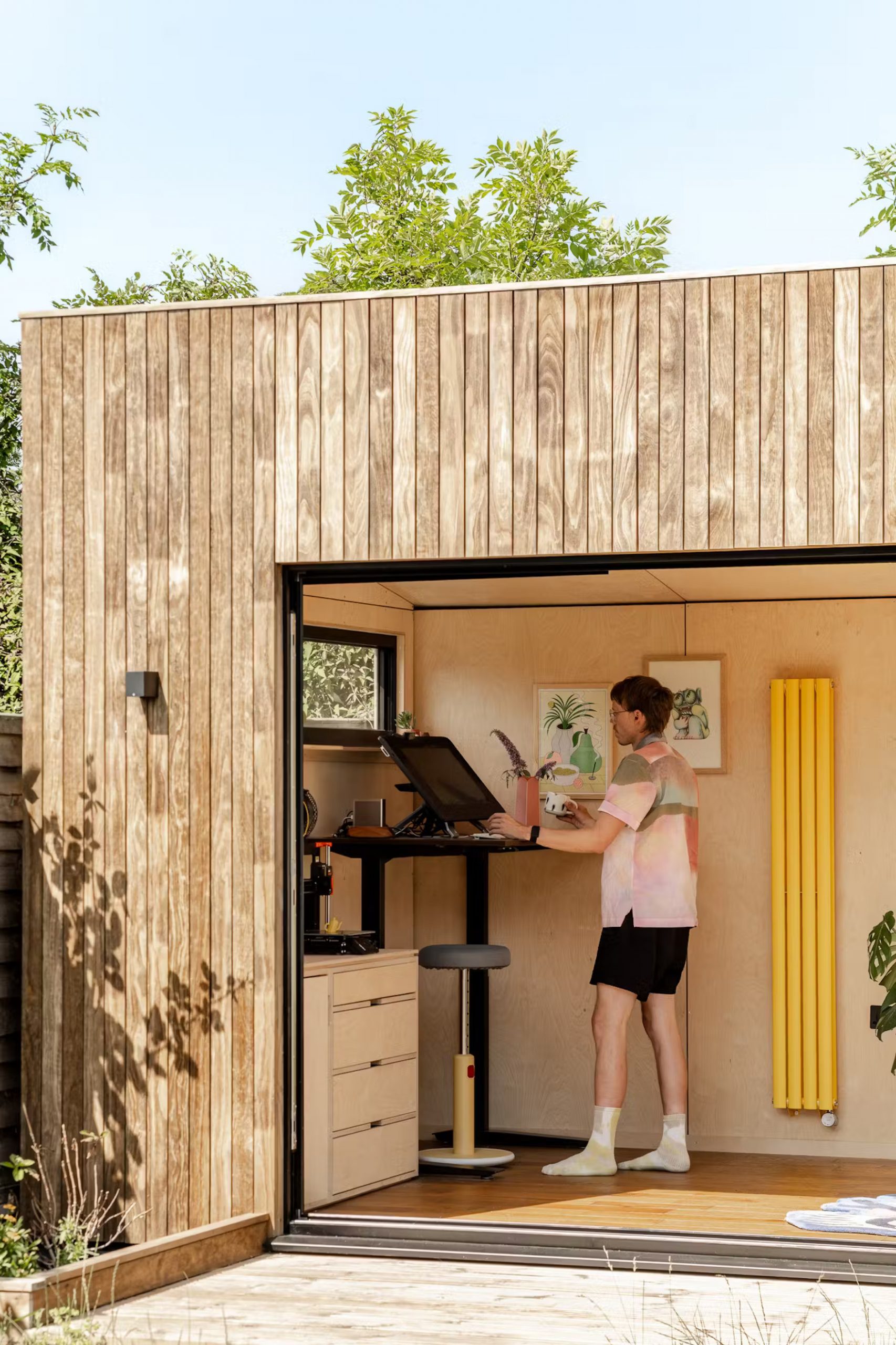 studio de jardin de 24m2 bardé en Kebony par Okopod studio de jardin de 24m2 bardé en Kebony par Okopod
