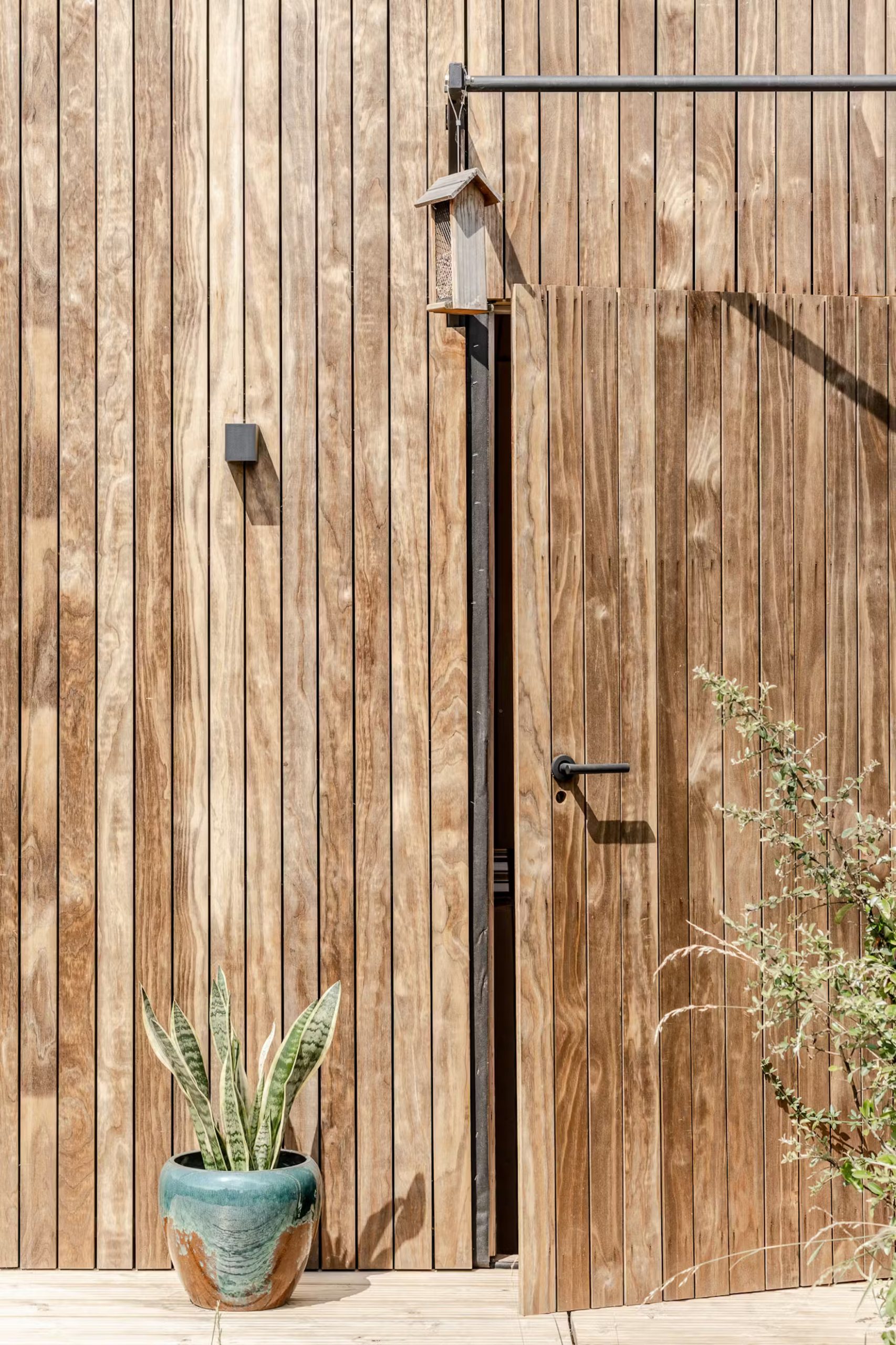 studio de jardin de 24m2 bardé en Kebony par Okopod studio de jardin de 24m2 bardé en Kebony par Okopod