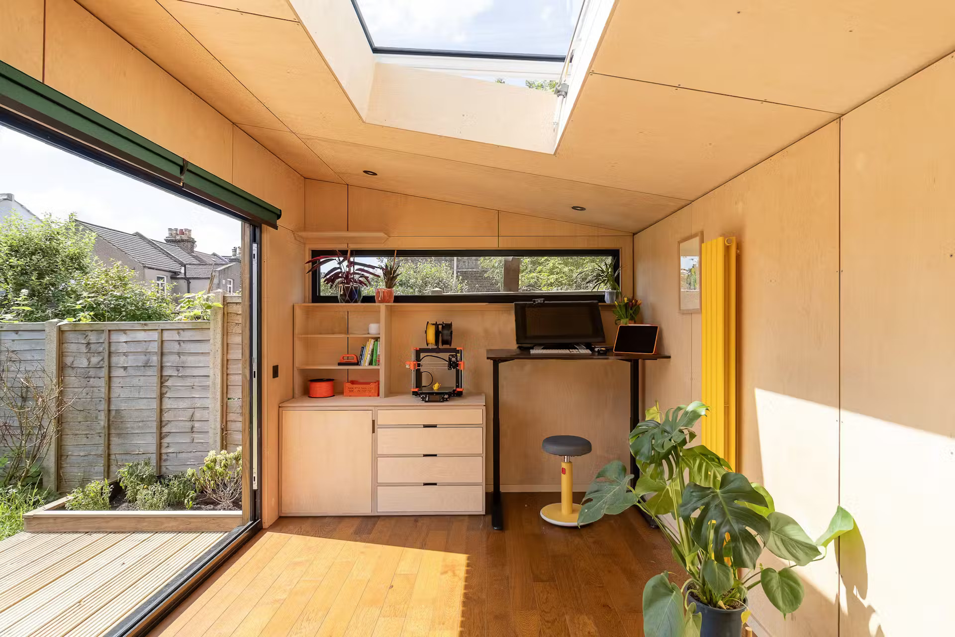 studio de jardin de 24m2 bardé en Kebony par Okopod studio de jardin de 24m2 bardé en Kebony par Okopod