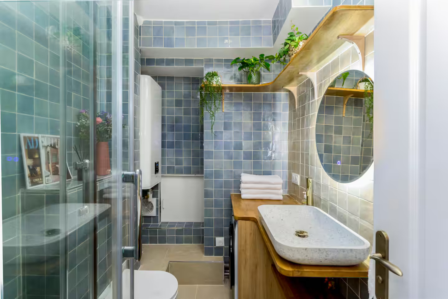 salle de bain bleue et bois