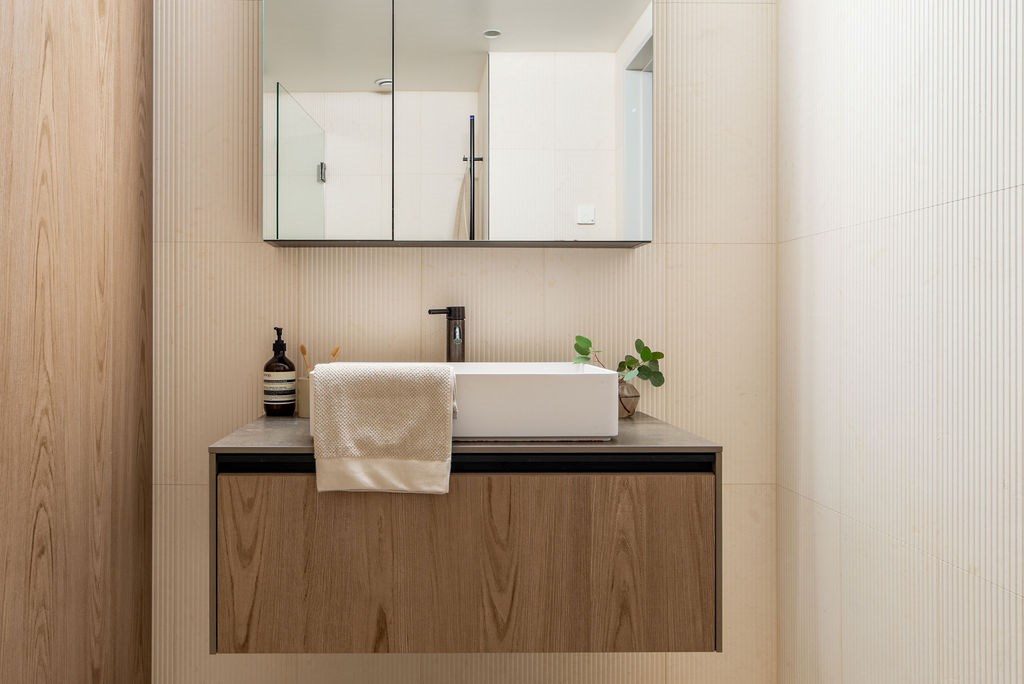 salle de bain moderne beige et bois duplex 100m2 salle de bain moderne beige et bois duplex 100m2