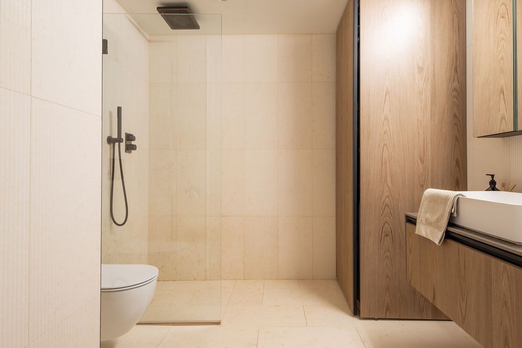 salle de bain moderne beige et bois duplex 100m2 salle de bain moderne beige et bois duplex 100m2