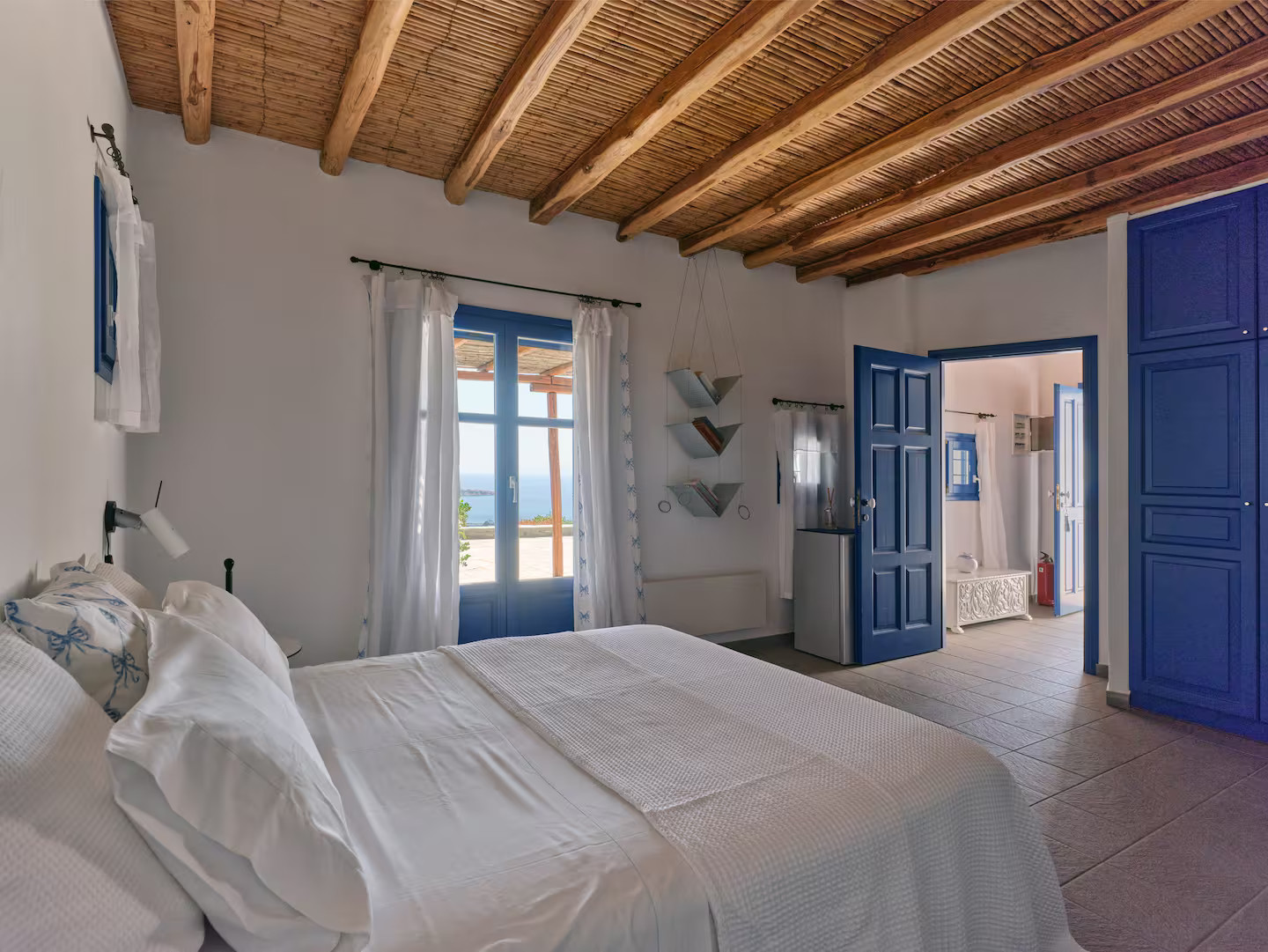 chambre avec poutres villa Agnanti