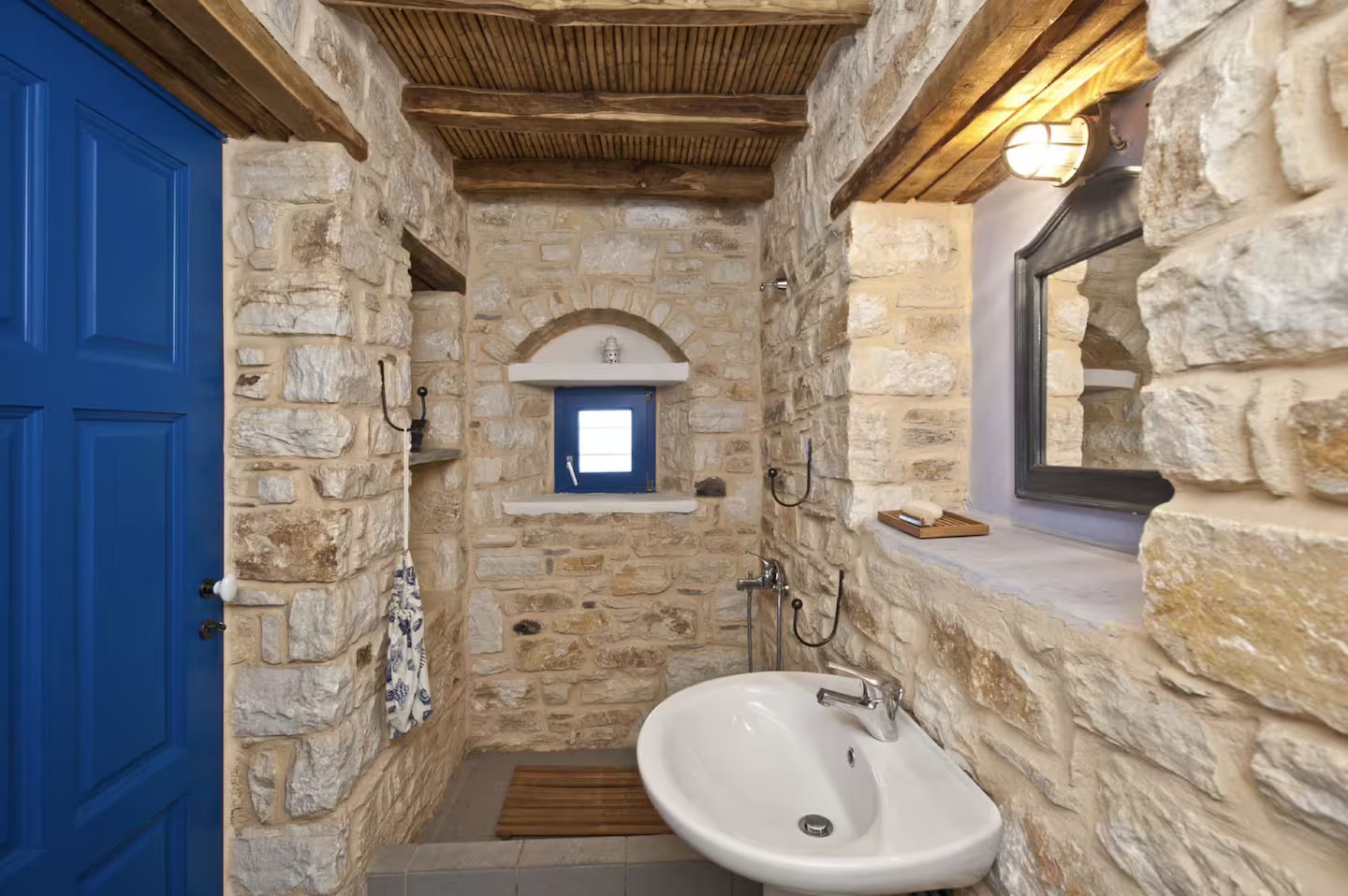 salle de bain avec poutres villa Agnanti
