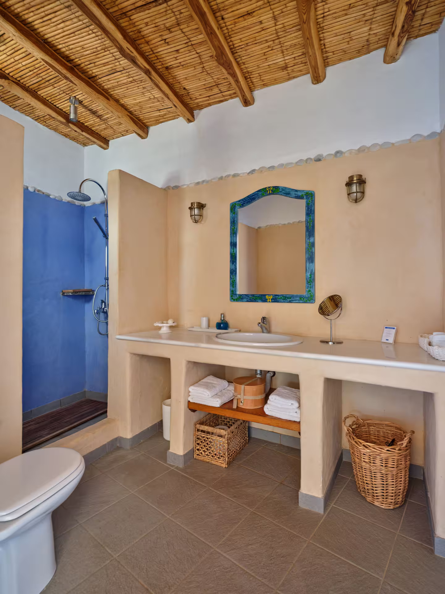 salle de bain avec poutres villa Agnanti