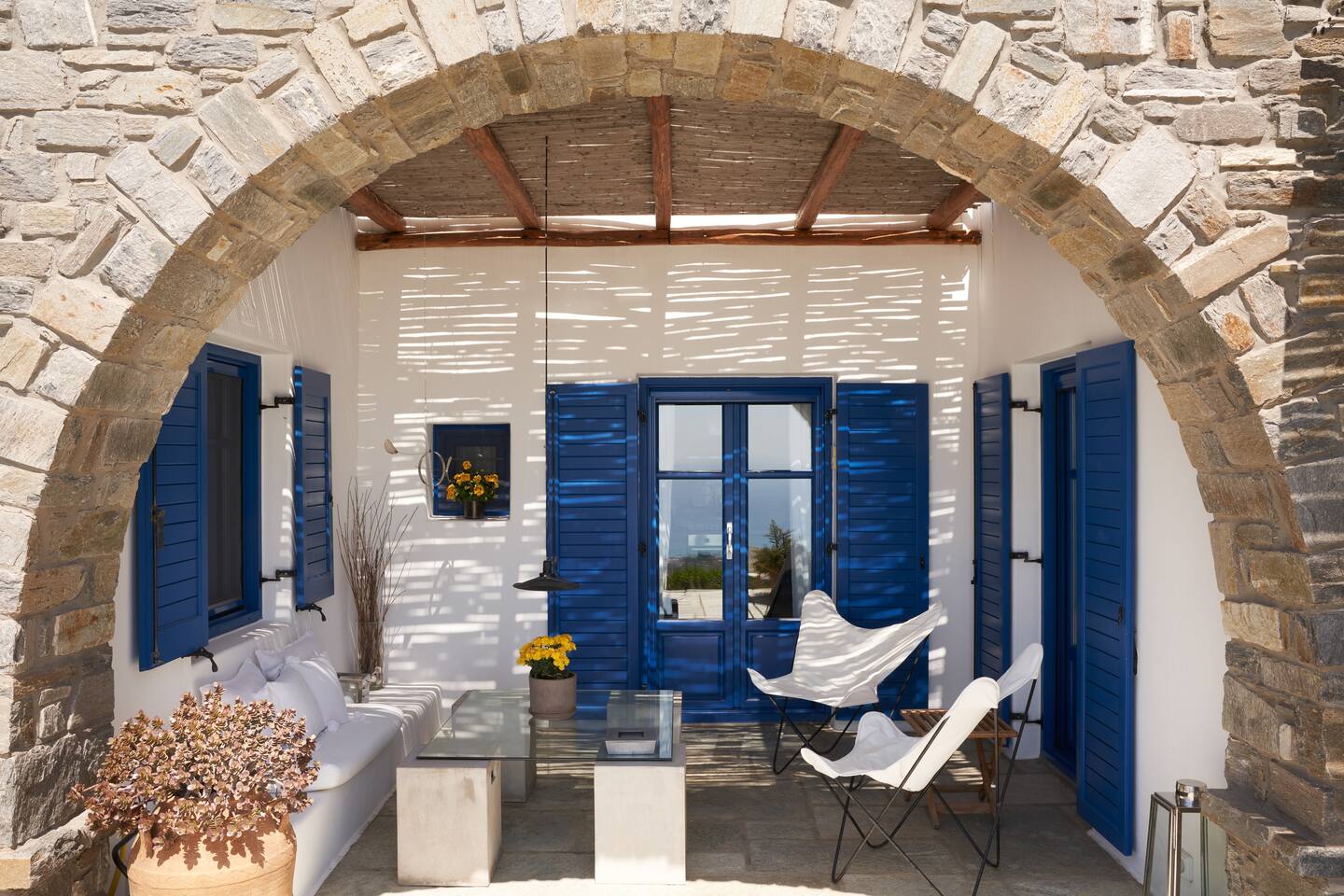 terrasse pierres maison avec piscine à Paros villa Agnanti