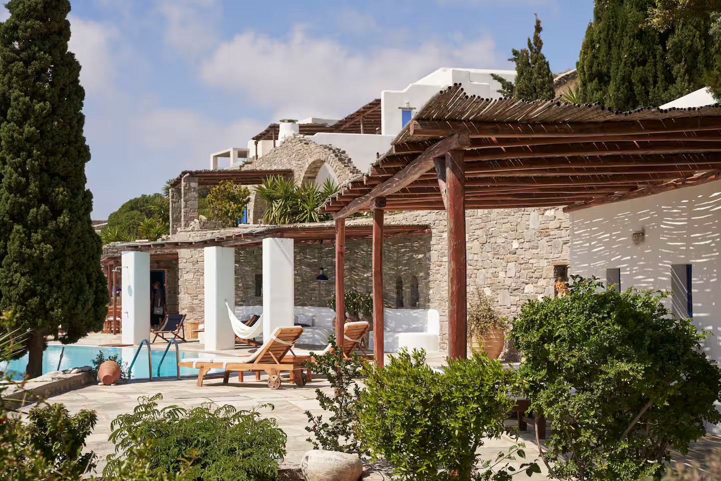 terrasse avec pergola maison avec piscine à Paros villa Agnanti