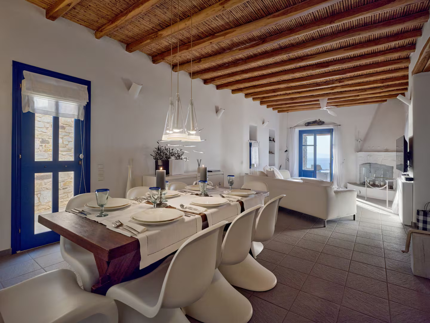 salon et salle à manger maison avec piscine à Paros villa Agnanti