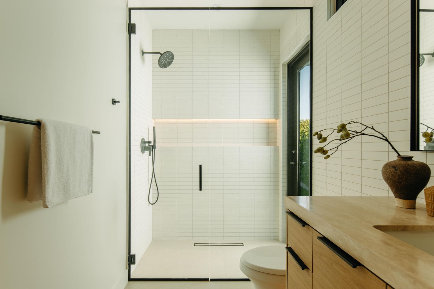 salle de bain avec grande douche à l'italienne