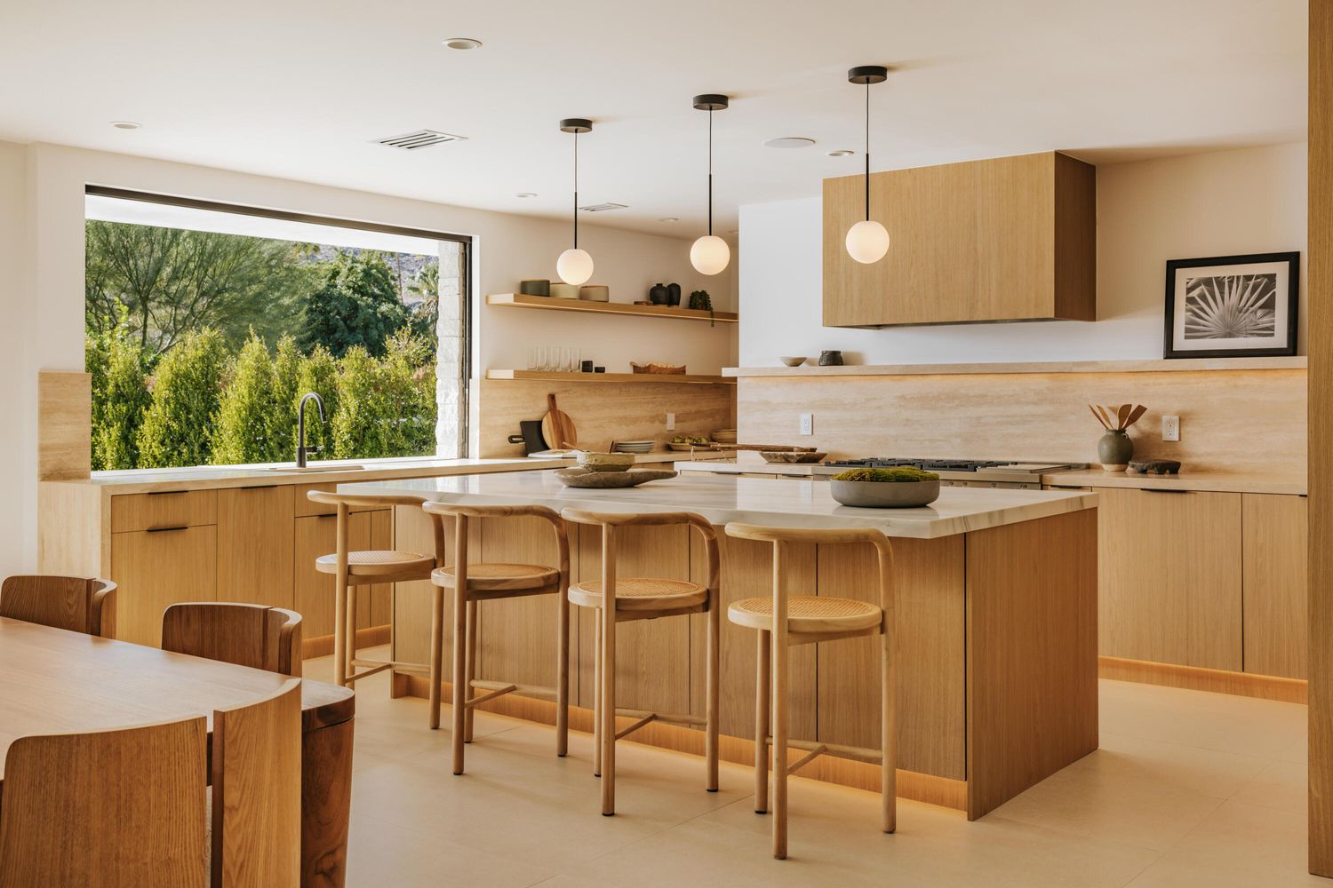 cuisine et salle à manger bois maison contemporaine Palm Springs
