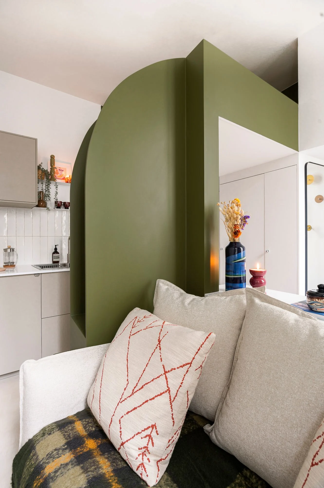salon et cuisine studio 16m2 Paris avec mezzanine décoration contemporaine salon et cuisine studio 16m2 Paris avec mezzanine décoration contemporaine
