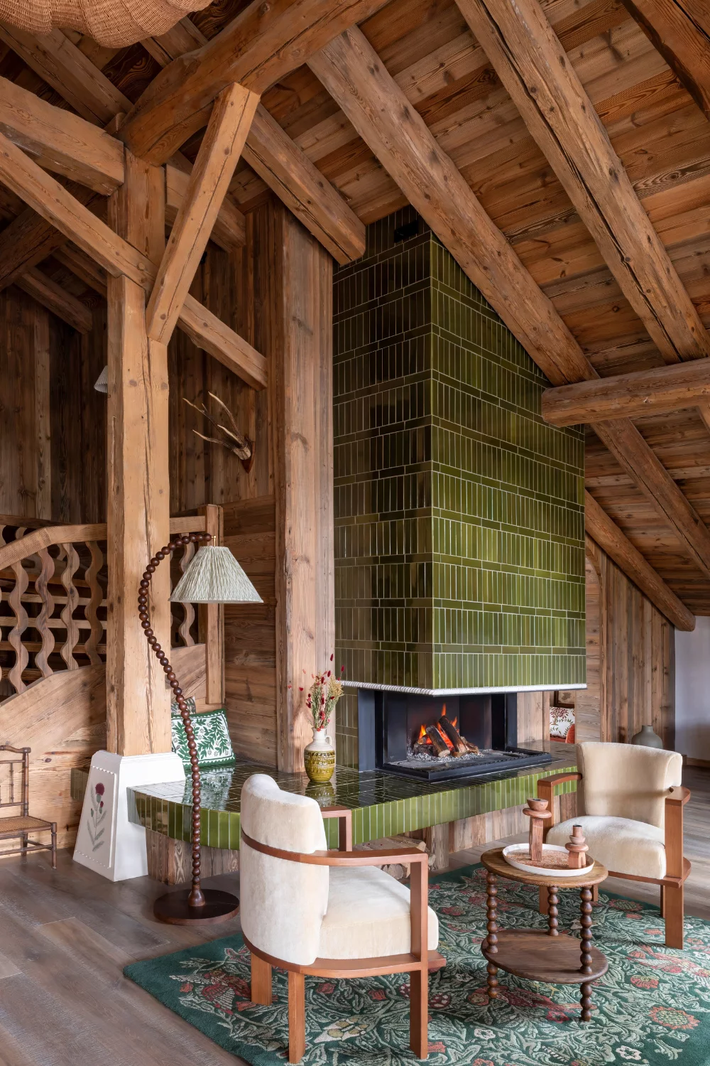 salon chalet avec cheminée décoration contemporaine