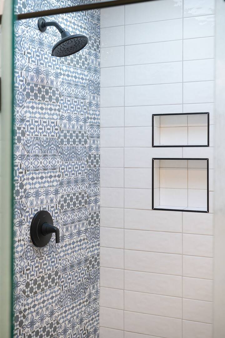 douche carrelage oriental bleu et blanc