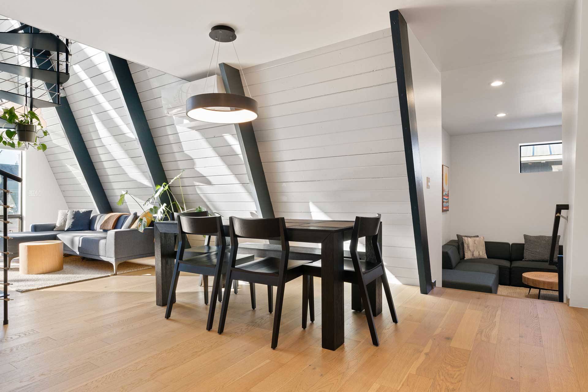 salle à manger noire décoration contemporaine maison A-Frame