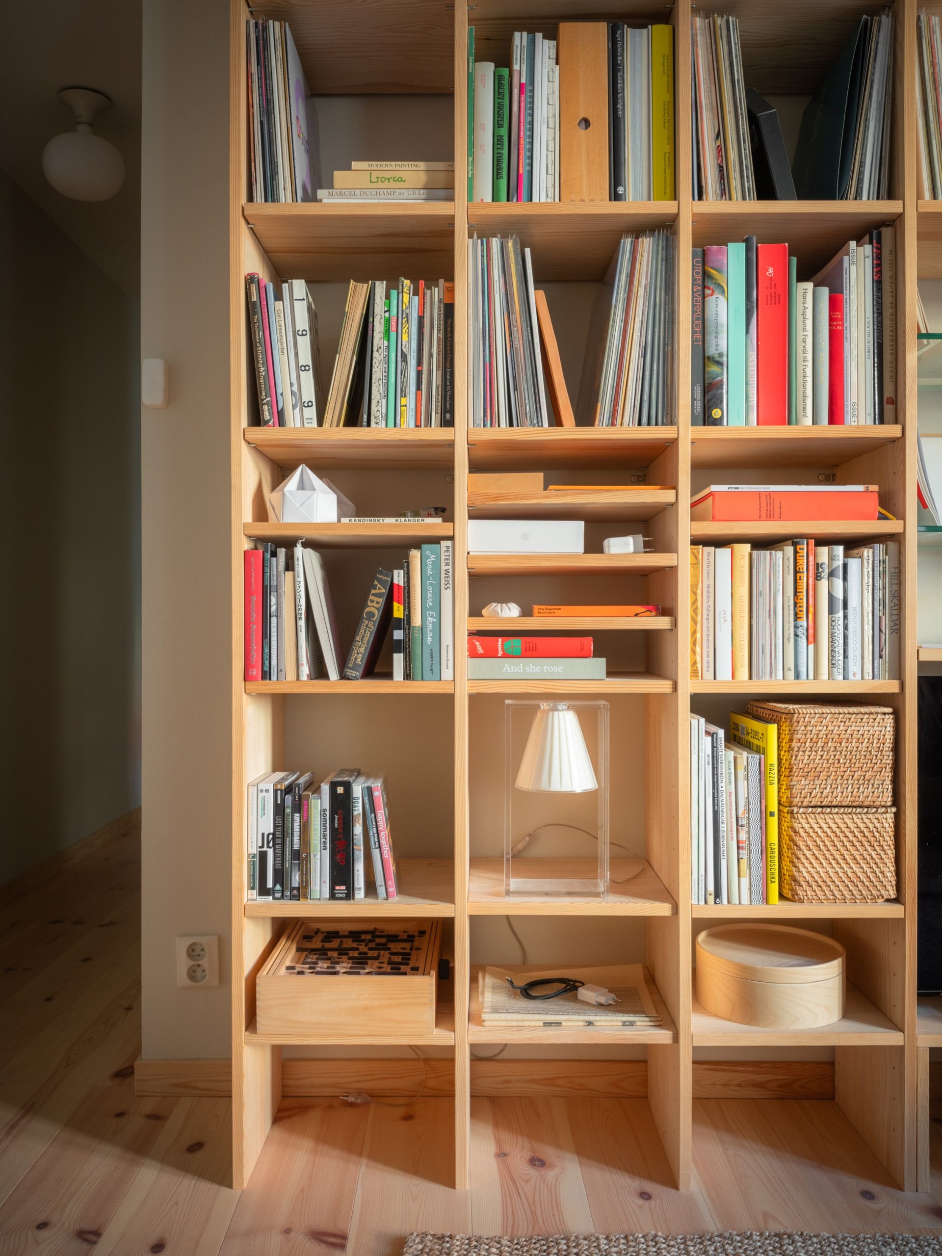 bibliothèque sur mesure dans salon décoration scandinave design appartement 60m2 bibliothèque sur mesure dans salon décoration scandinave design appartement 60m2