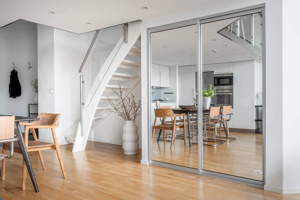 salon avec escalier deux-pièces duplex