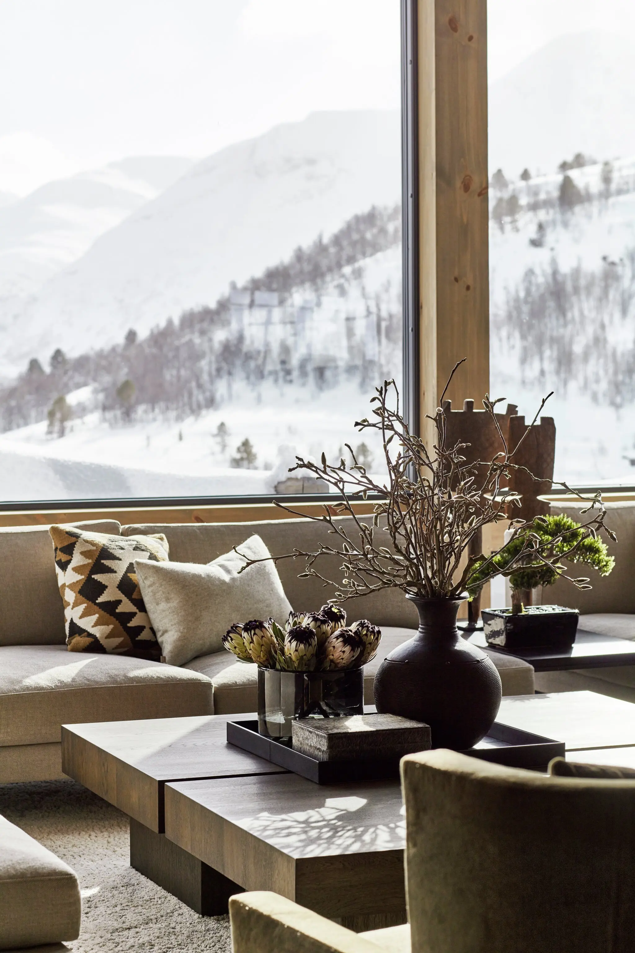 salon avec baie vitrée décoration contemporaine grande maison à la montagne salon avec baie vitrée décoration contemporaine grande maison à la montagne