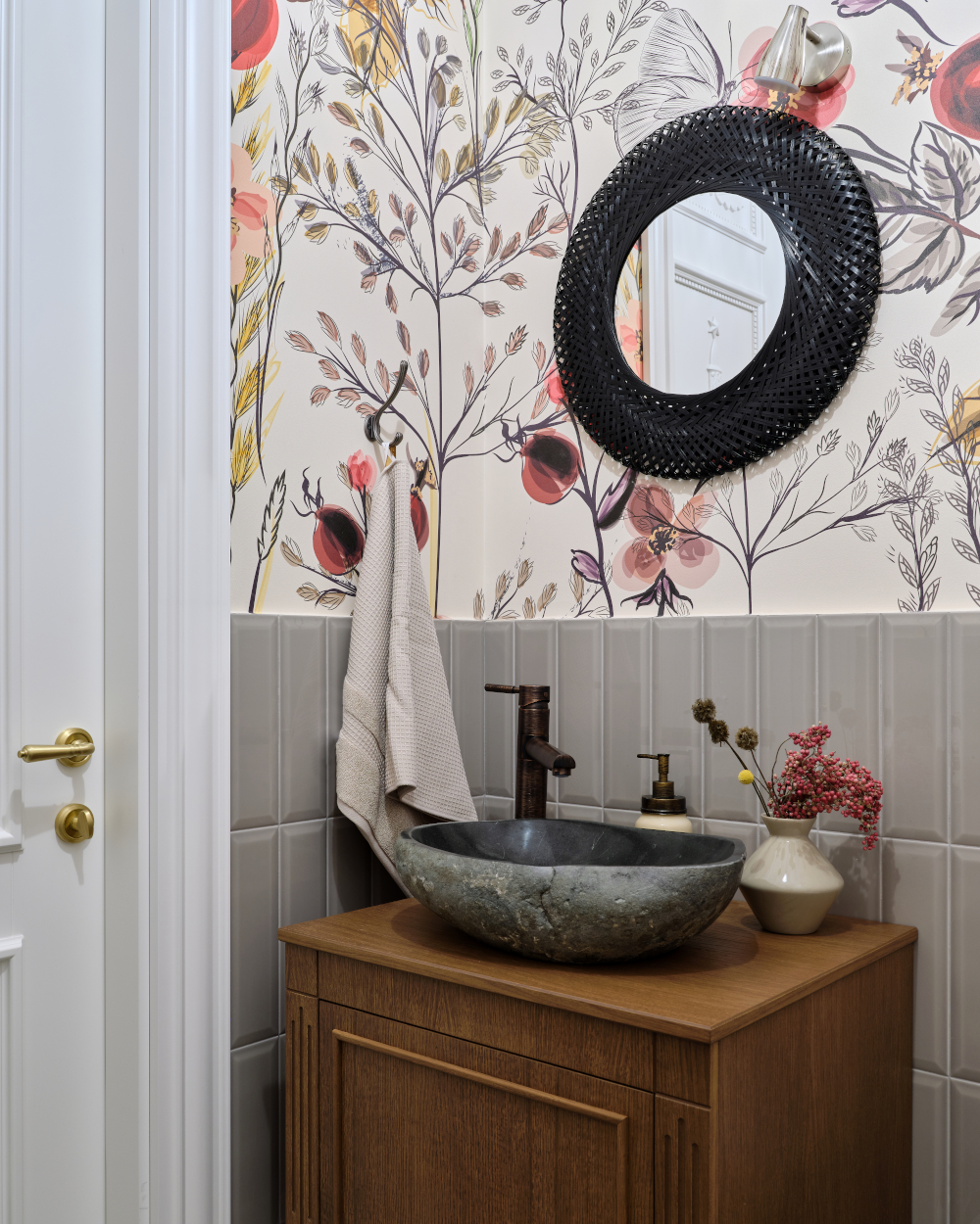 salle de bain avec papier-peint floral