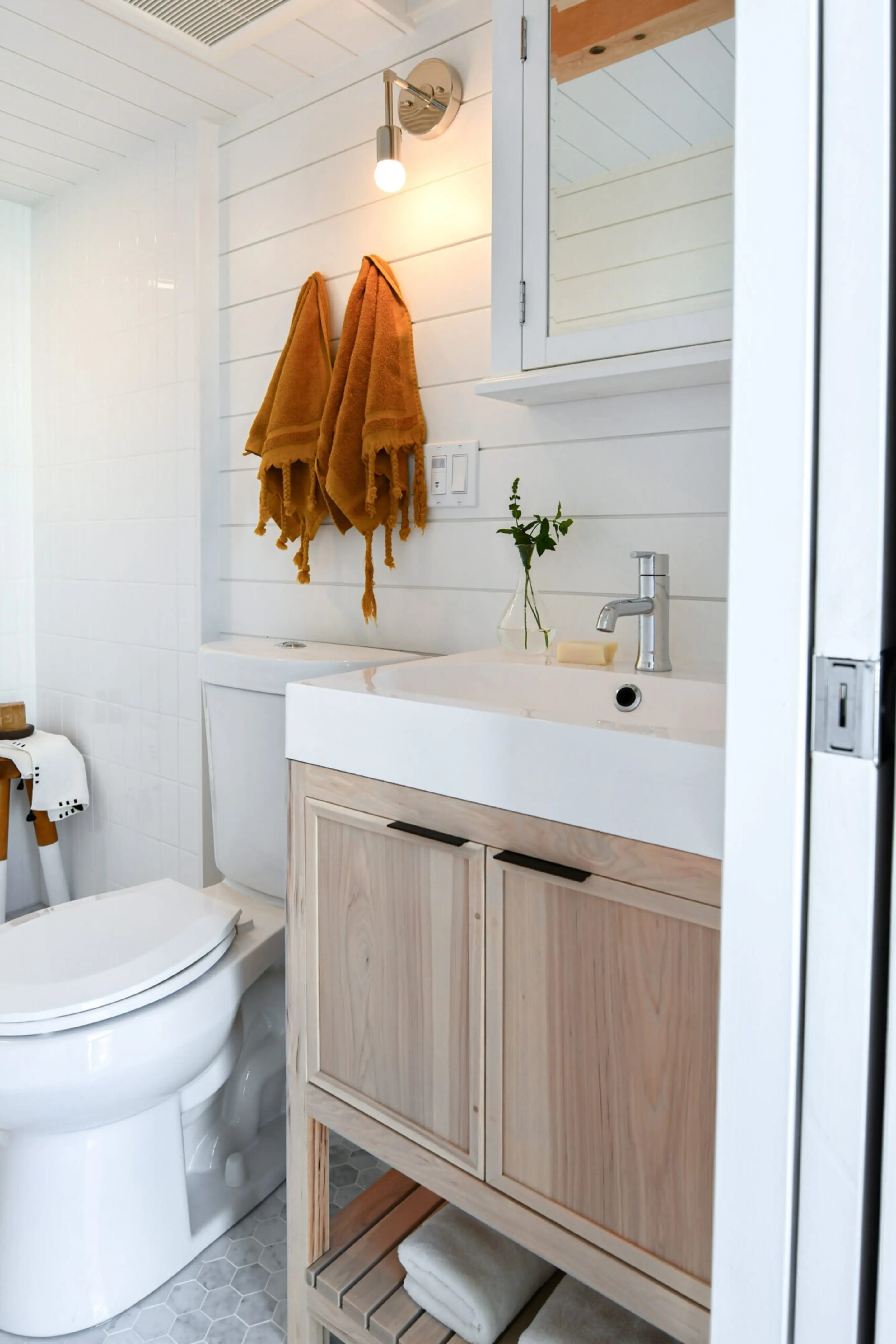salle de bain blanche et bois