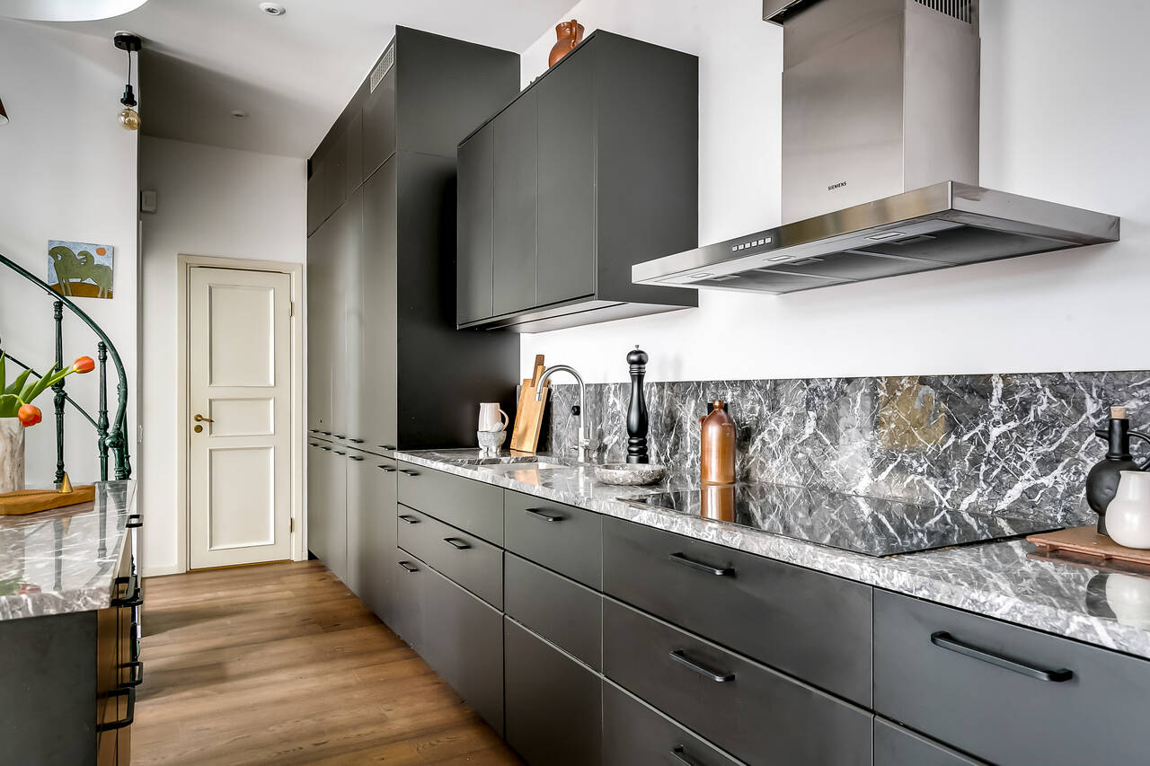 cuisine ouverte noire appartement 100m2 en duplex cuisine ouverte noire appartement 100m2 en duplex