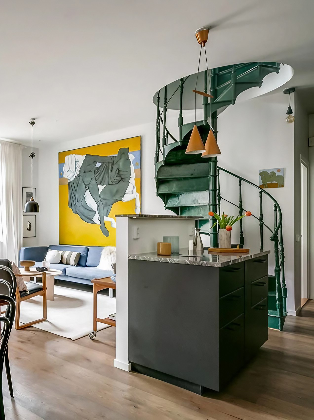 salon avec escalier vert en colimaçon appartement 100m2 en duplex salon avec escalier vert en colimaçon appartement 100m2 en duplex