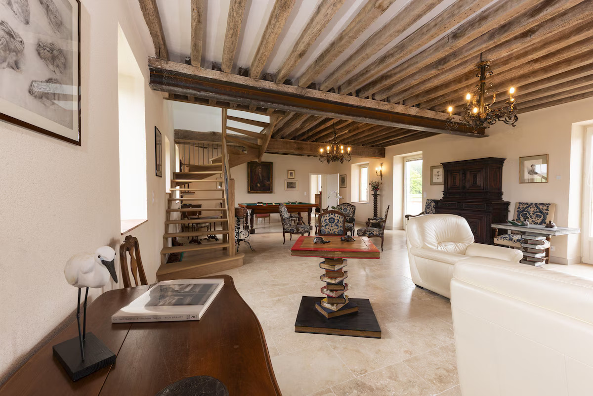 salon avec poutre maison rustique