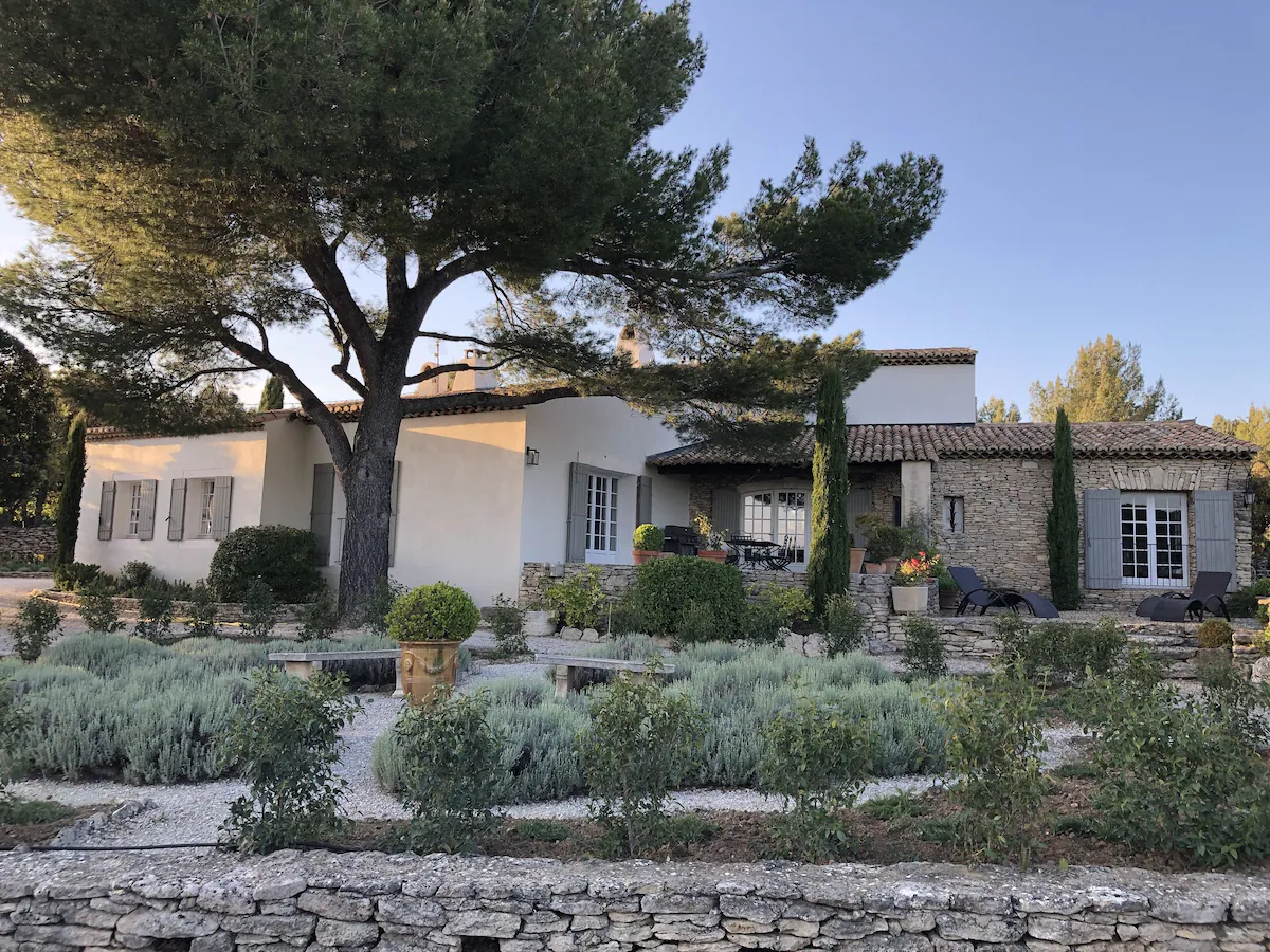 maison de vacances avec piscine et tennis privé à Gordes