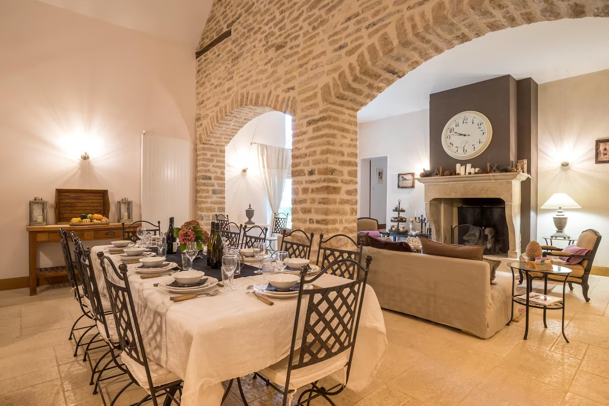 salon avec ouverture cintrée en briques maison ancienne Bourgogne