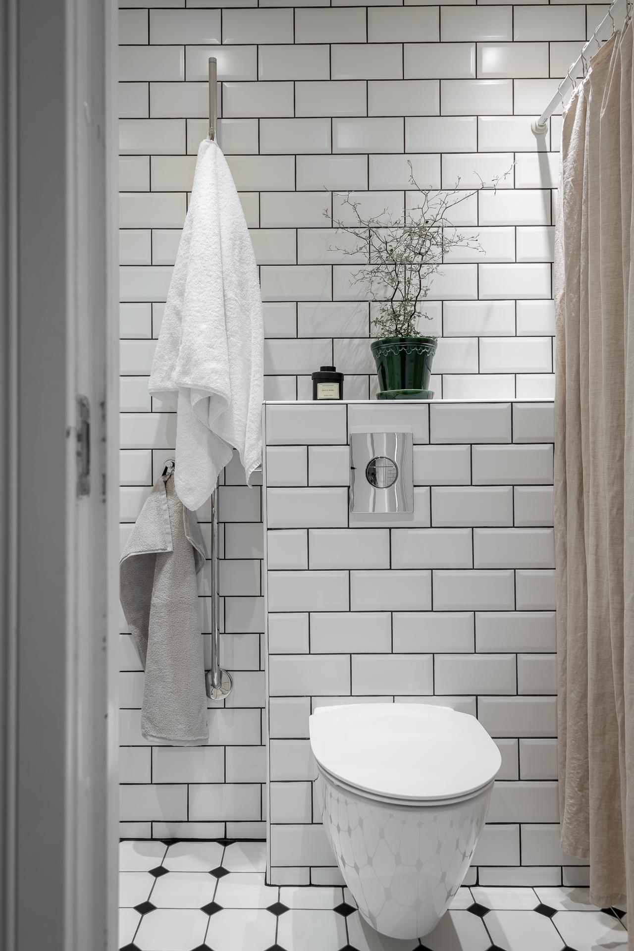 salle de bain blanche carrelage métro sol cabochons noirs salle de bain blanche carrelage métro sol cabochons noirs