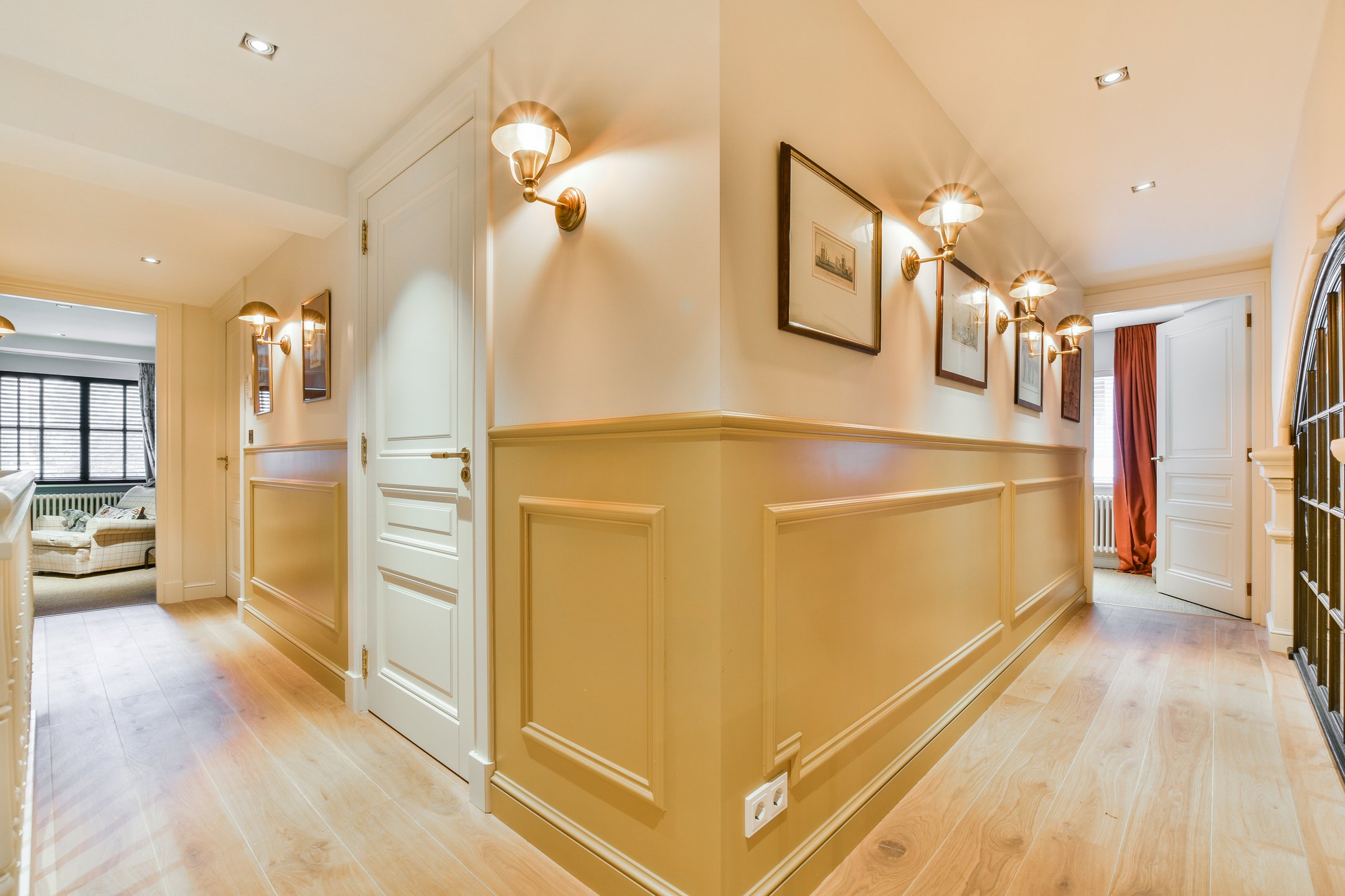 couloir avec parquet et soubassements moulures couloir avec parquet et soubassements moulures