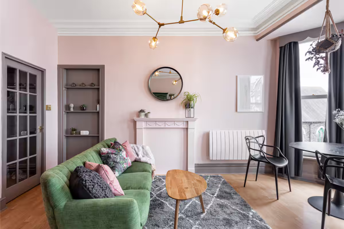 salon appartement 40m2 décoration rose et verte