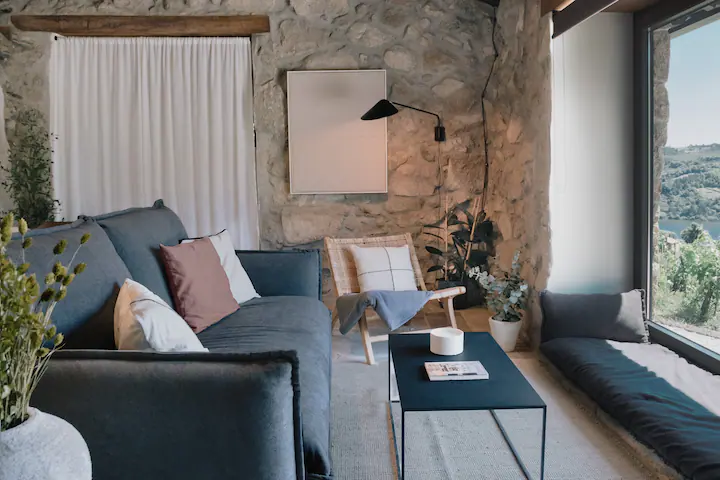 salon avec picture window petite maison en pierres de 50m2
