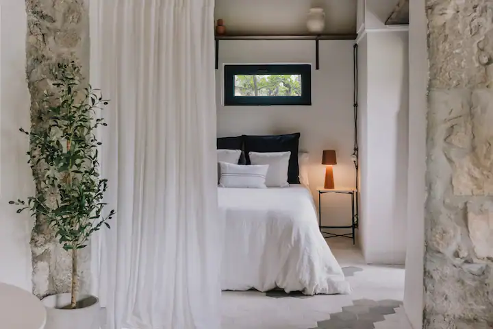 chambre fermée par un rideau