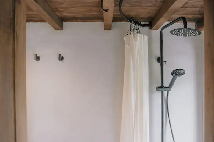 salle de bain rustique avec poutres
