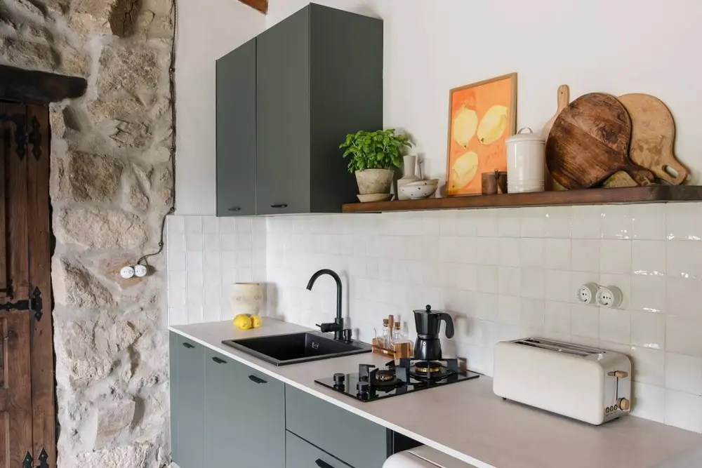 cuisine verte moderne petite maison en pierres de 50m2