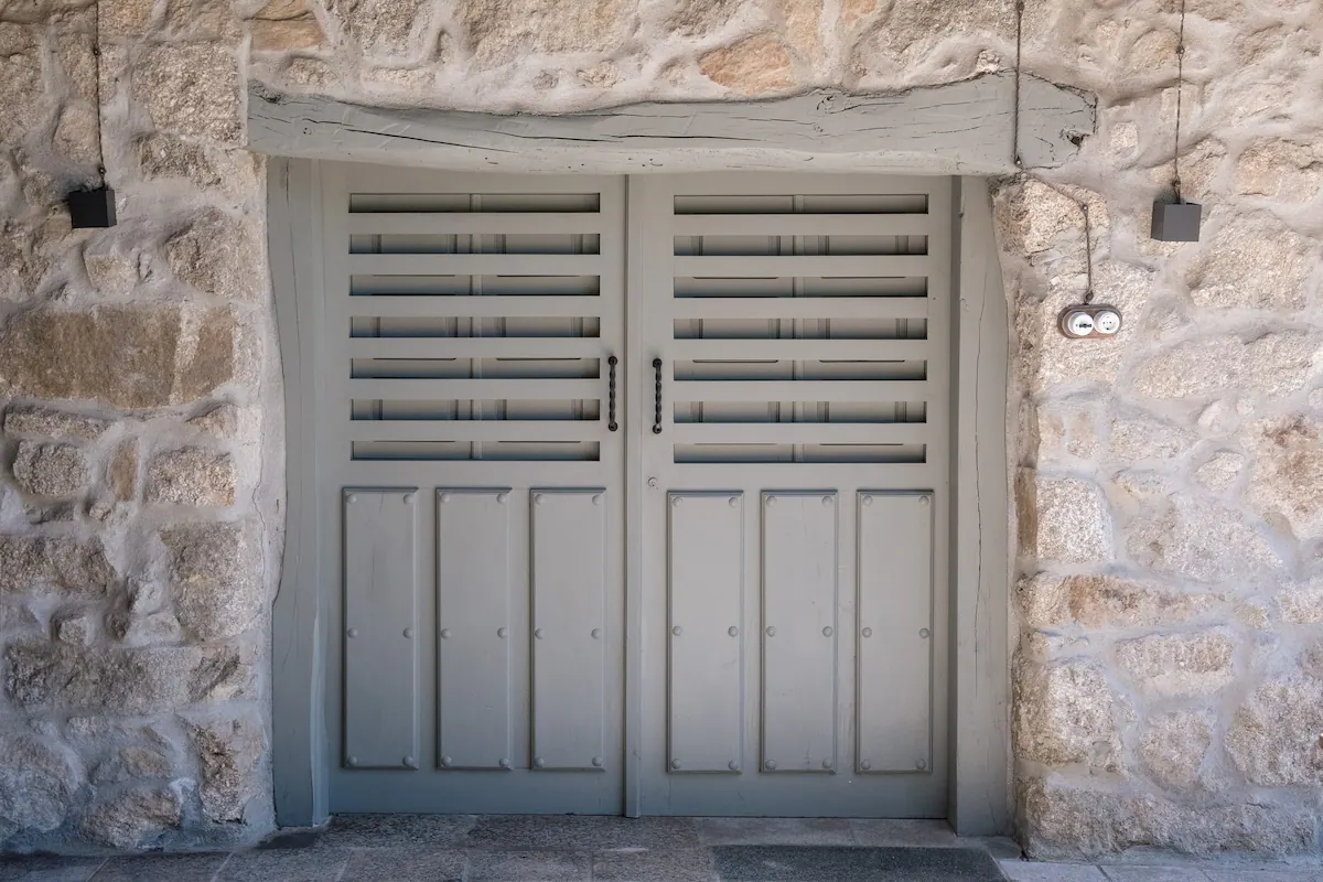 entrée porte ancienne petite maison en pierres de 50m2
