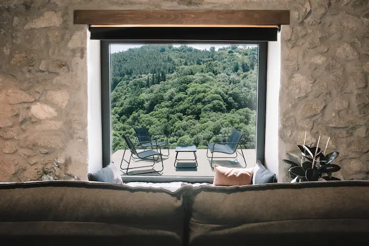 salon avec picture window petite maison en pierres de 50m2
