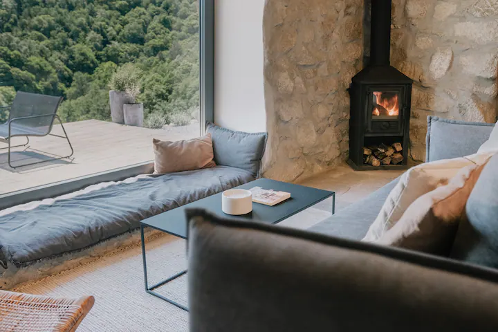 salon avec picture window petite maison en pierres de 50m2