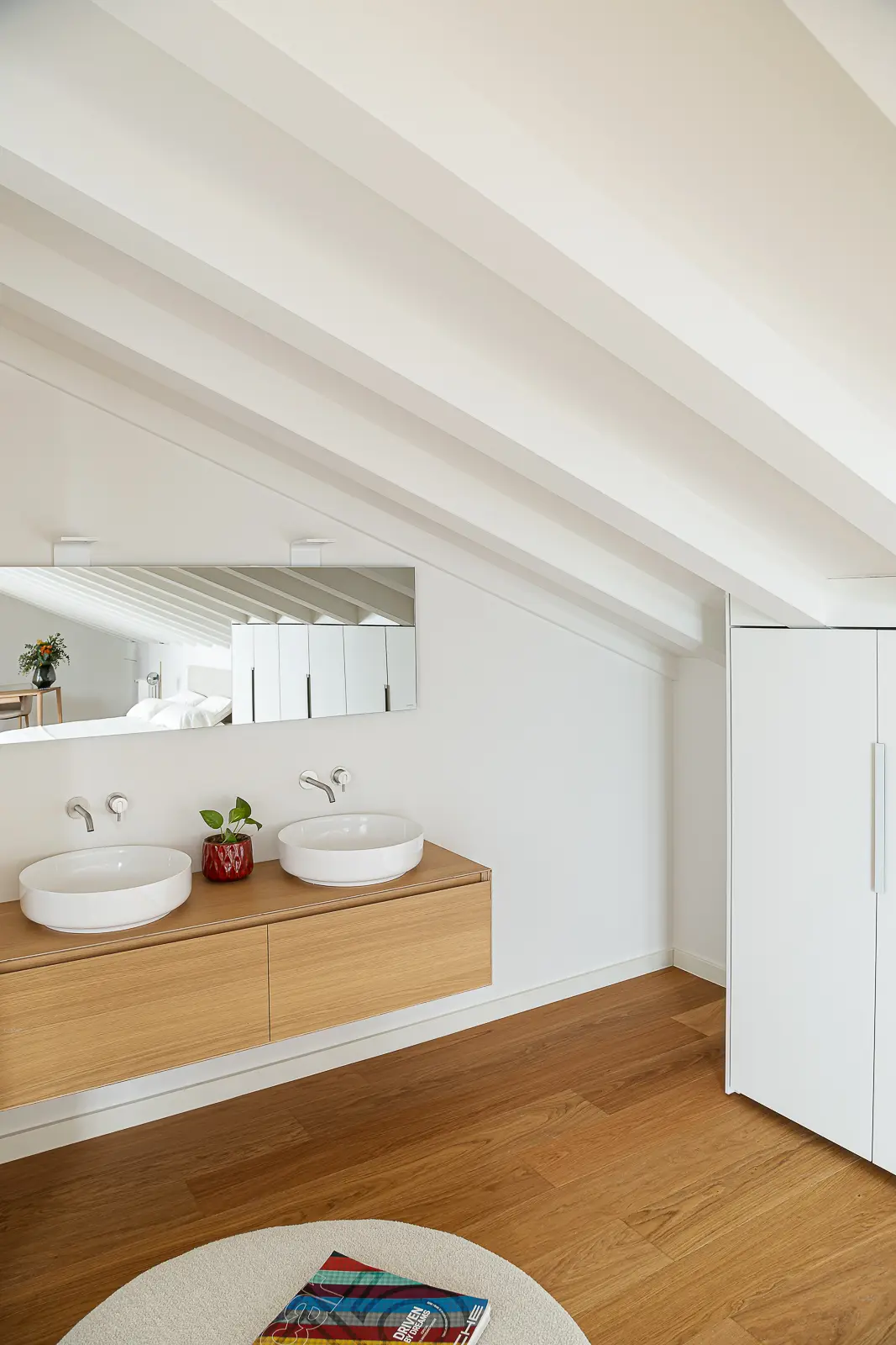 salle de bain mansardée appartement design et classique Barcelone