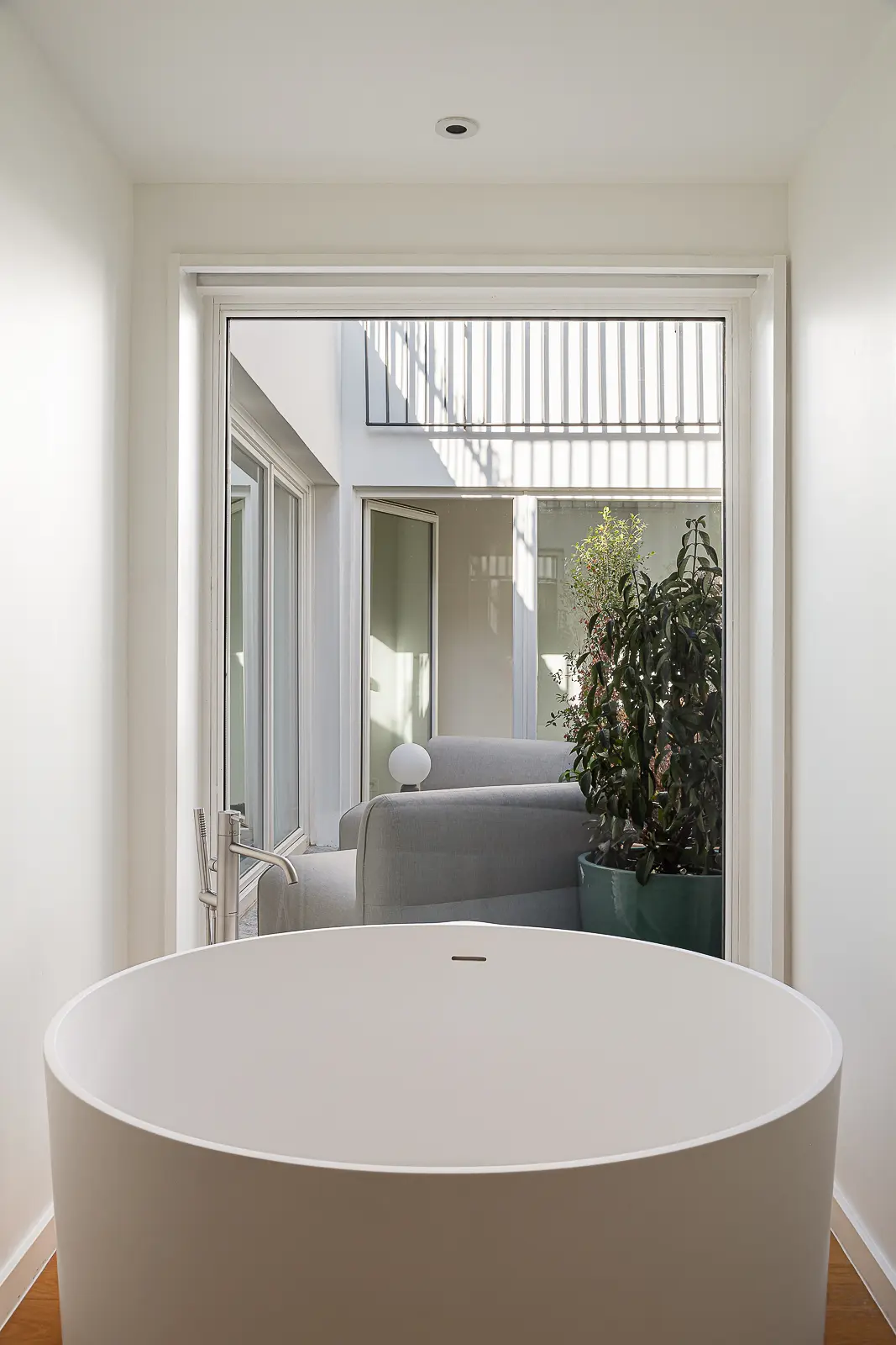 salle de bain avec jacuzzi donnant sur terrasse
