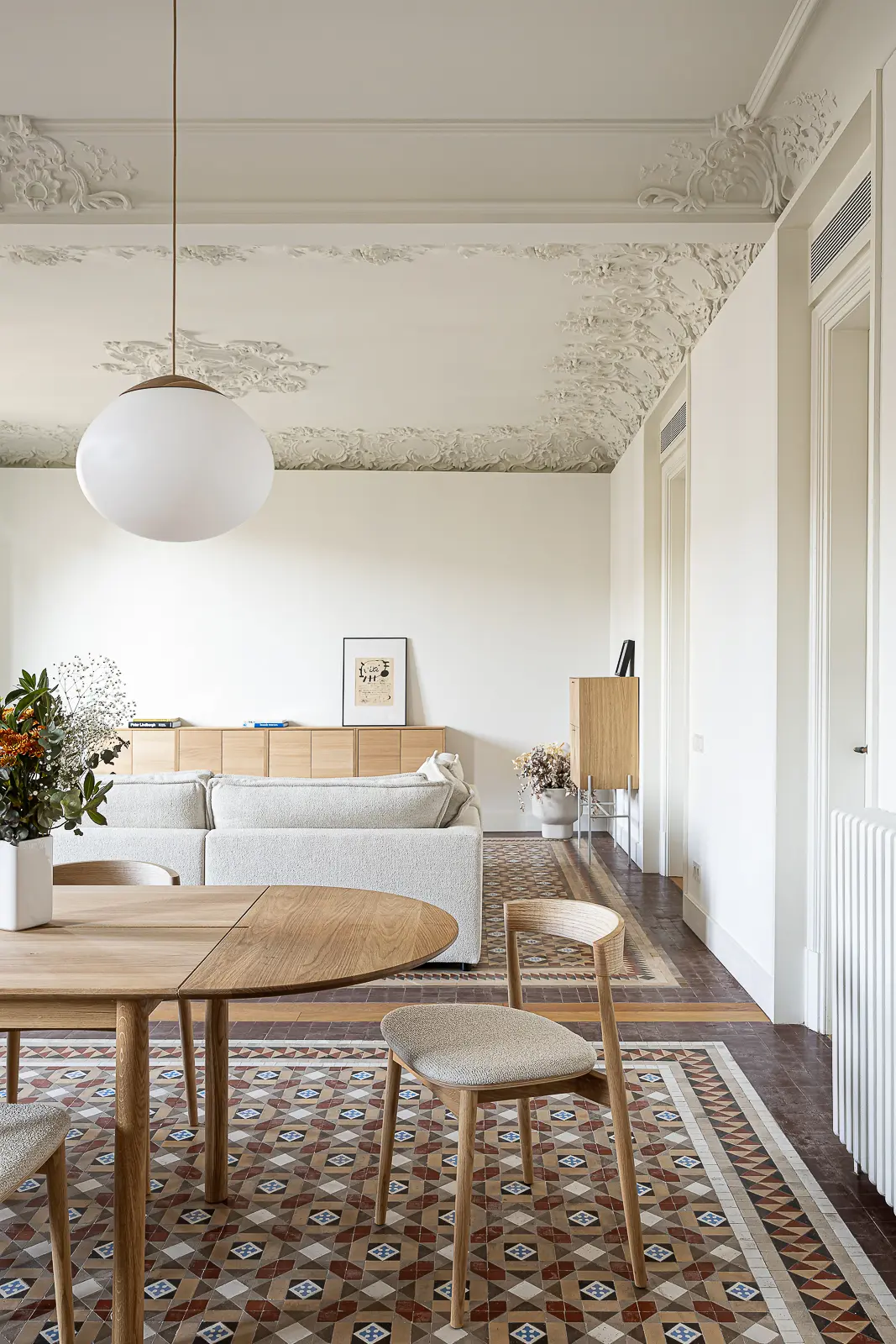 salon avec moulures appartement design et classique Barcelone