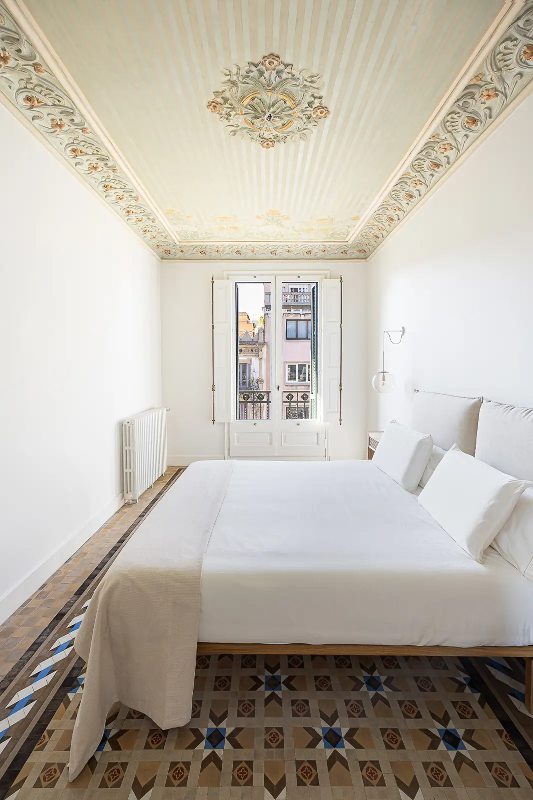 chambre avec plafond à moulures