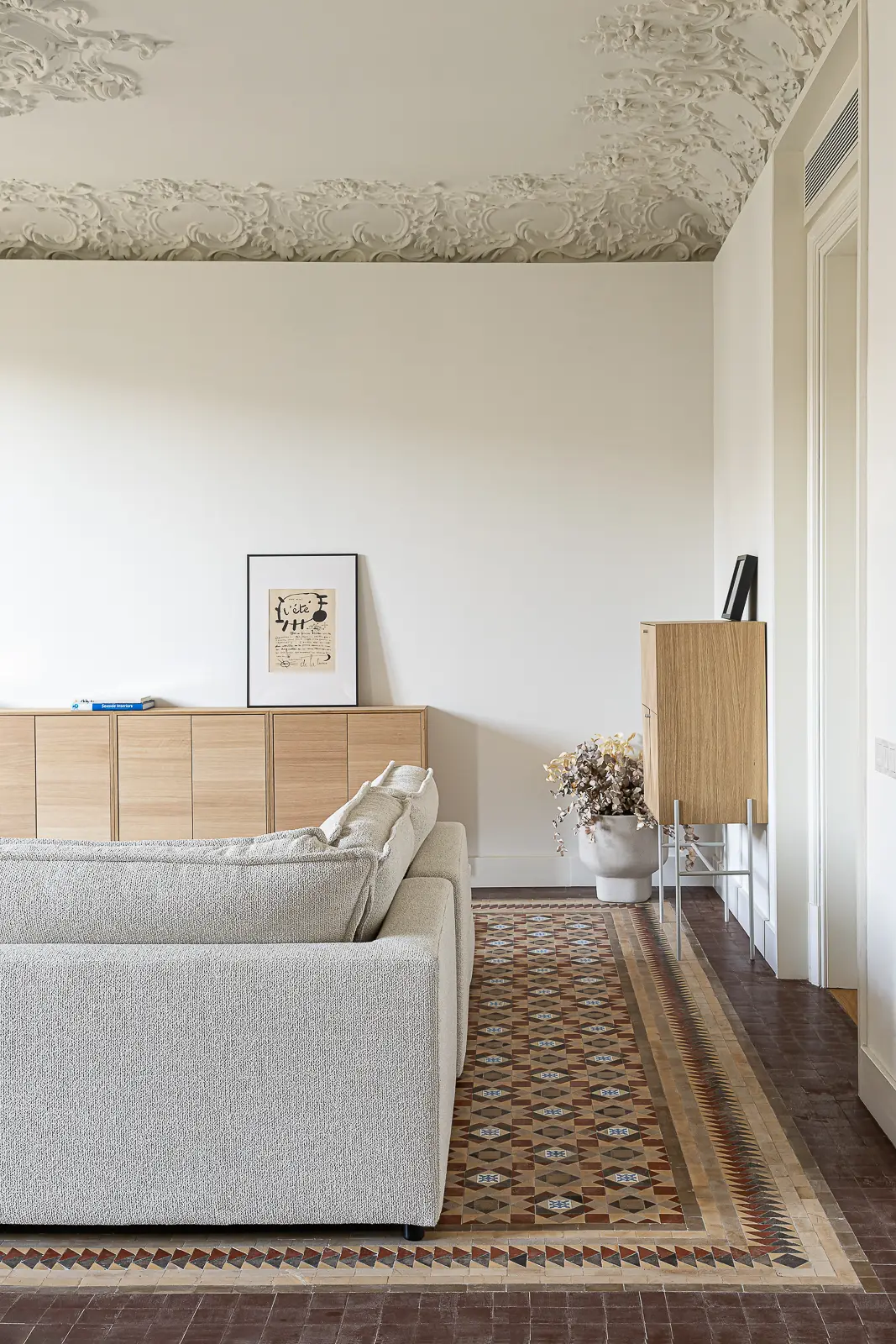 salon avec moulures appartement design et classique Barcelone