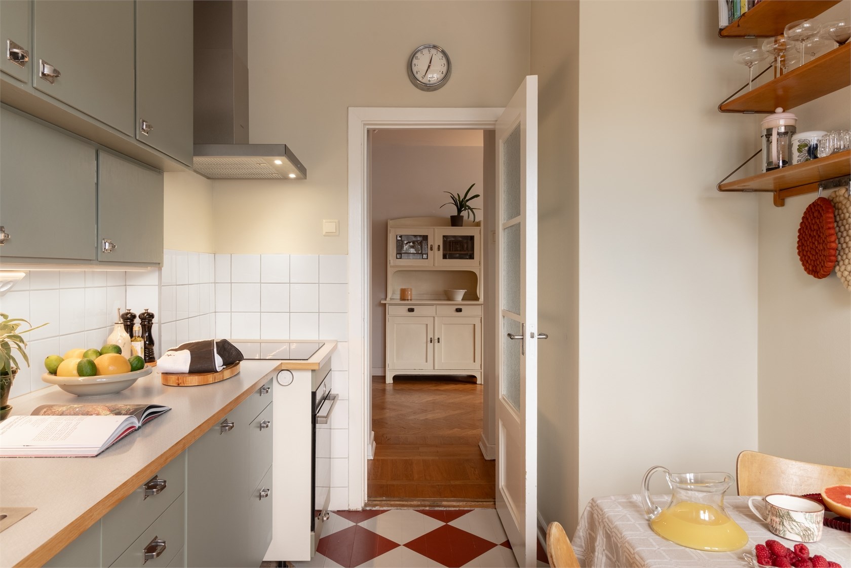 cuisine sol à damier rouge et blanc appartement 60m2 décoration vintage cuisine sol à damier rouge et blanc appartement 60m2 décoration vintage