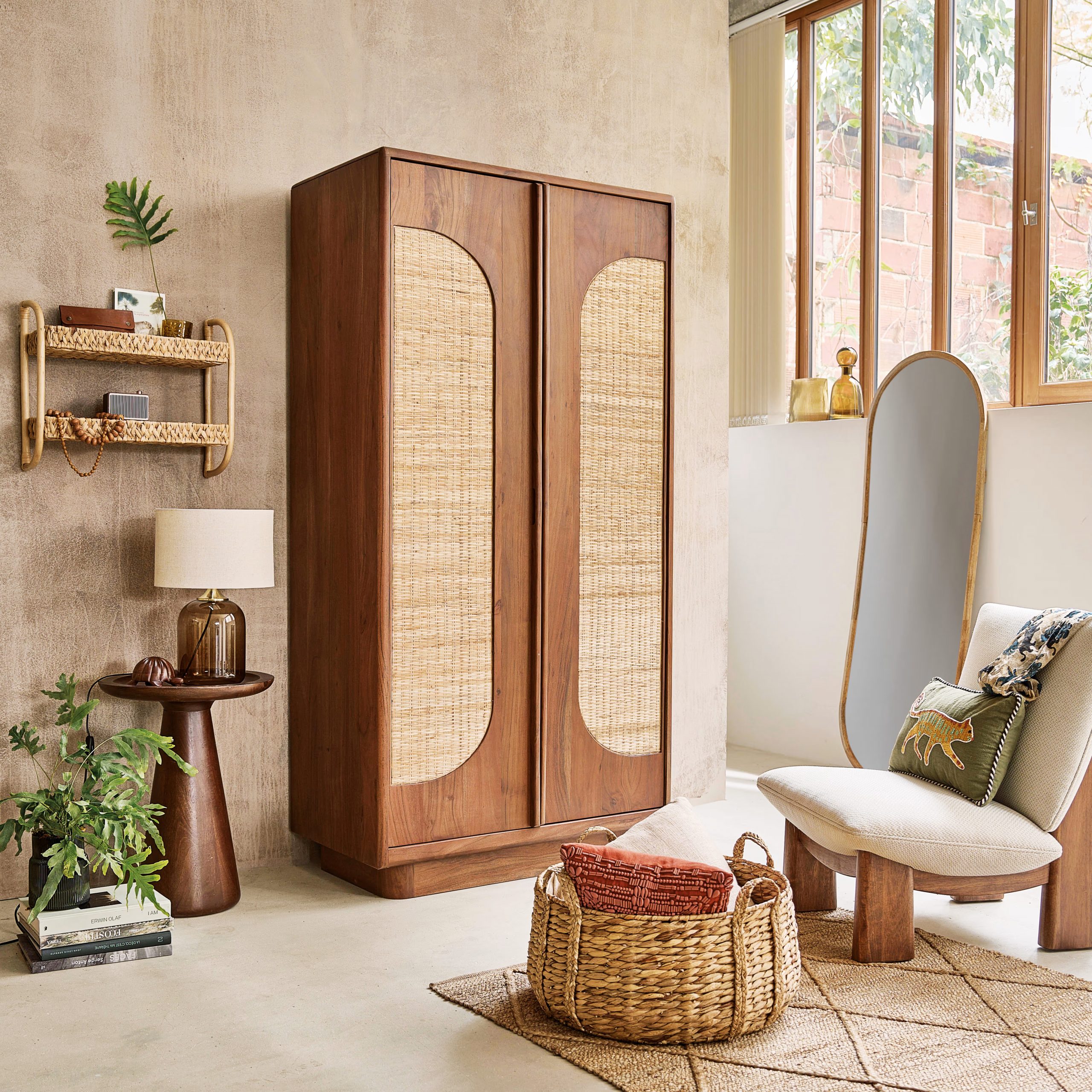 armoire bois et rotin