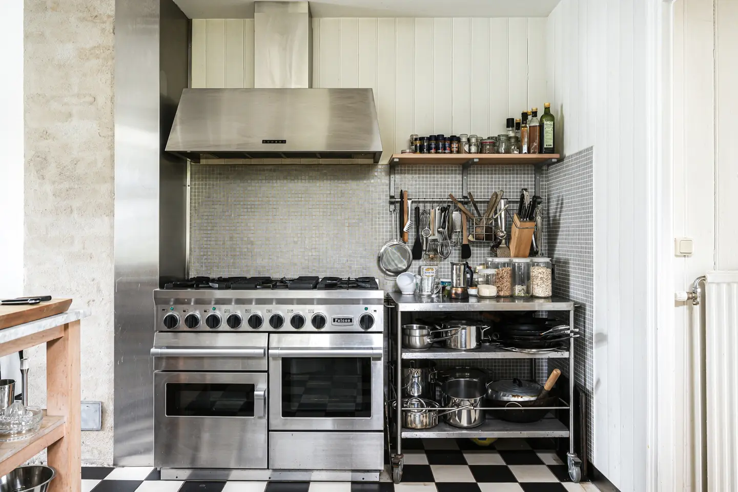 cuisine inox sol à damier noir et blanc