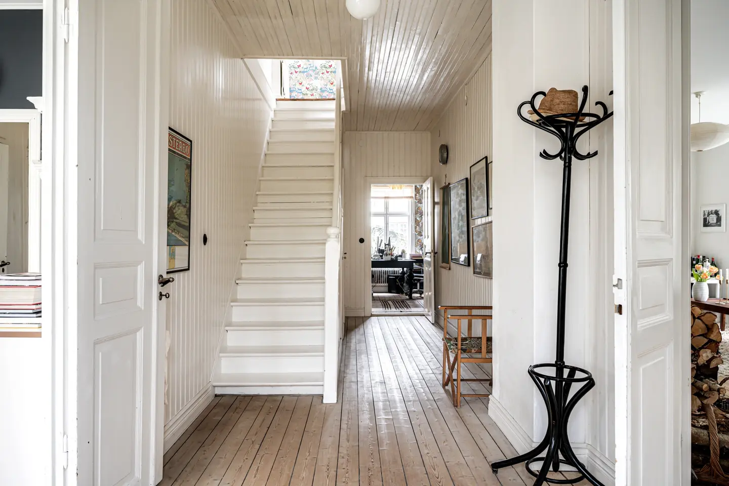 entrée avec escalier peint en blanc
