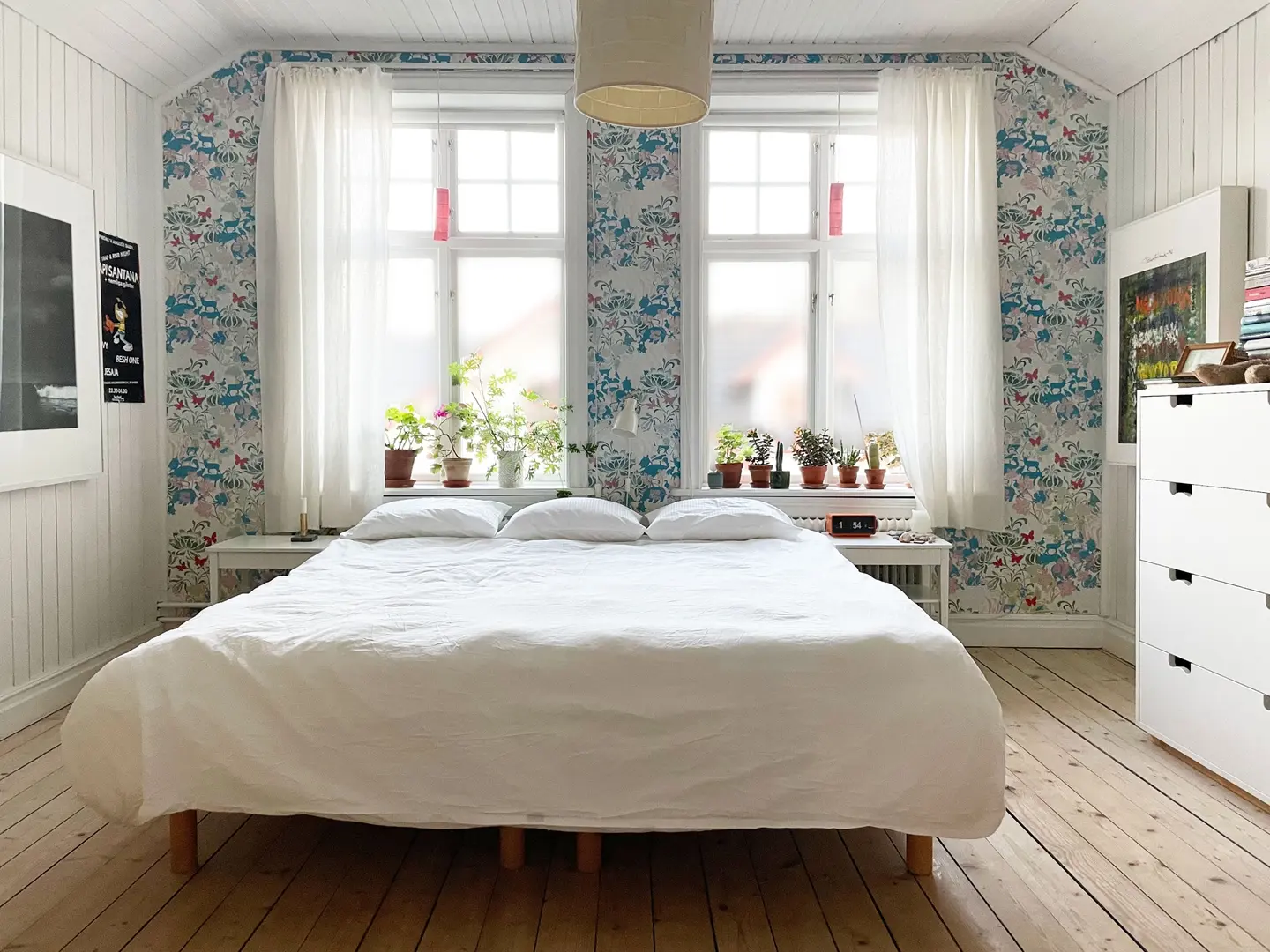 chambre maison ancienne papier-peint fleuri