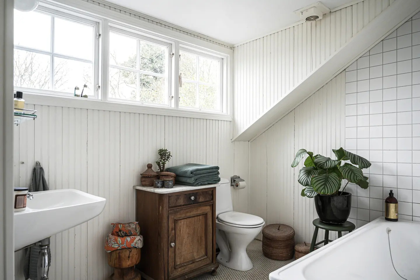 salle de bain mansardée blanche