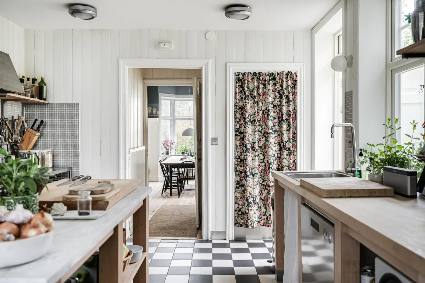 cuisine sol à damier noir et blanc décoration scandinave